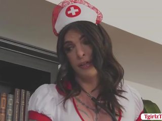 Getatoeëerd verpleegster shemale chelsea marie missionaris anaal seks
