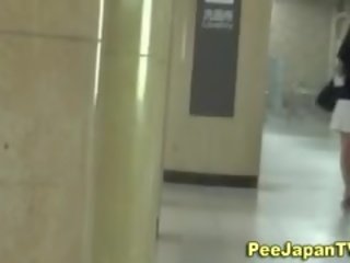 Asiatisch hos urinieren auf toilette pinkeln kamera