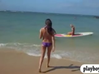 Nu dur à cuire filles apprécié eau surfing avec la réel pro