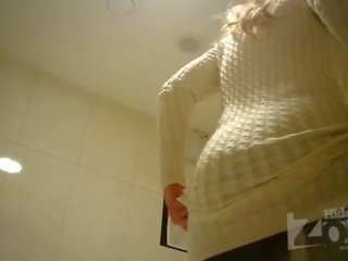 Magnifique blond en toilettes rasé chatte et anus gros plans.