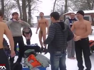 Skinnydipping נקבה בלבוש וגברים עירומים ביחד 1 - רוסי בנות & בחורים לקחת i