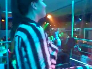 Monika gris en noche discoteca follando público vergüenza