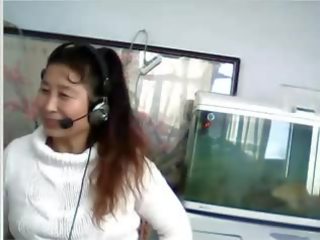 Chinez milf spectacole sân și chilotei