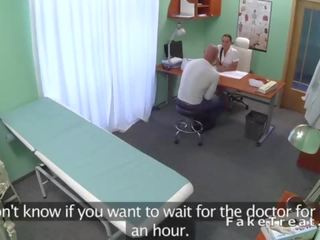 Musculosa chico follando enfermera en falso hospital