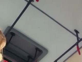 Upskirt in il autobus