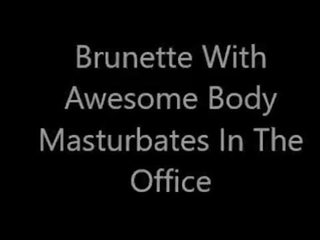 Брюнетка с страхотен тяло мастурбира в на офис
