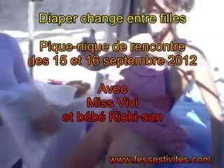 Lampin change entre filles chez fessestivites