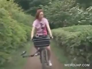 Asiática jovem grávida doces a montar bikes com vibradores em seu conas