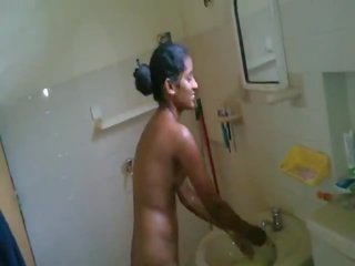 Indian learner prins în duş