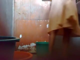 Mladý bangladéš chlapík zachovať a skrytý semeno v kúpeľňa pred