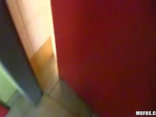 Гаряча білявка дівчина вдарив в публічний туалет