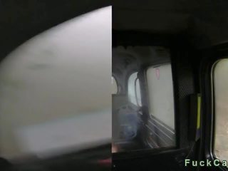 Besar payu dara si rambut coklat terkejut fucked dalam teksi