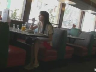 فتاة spotted في ال diner مارس الجنس شاق