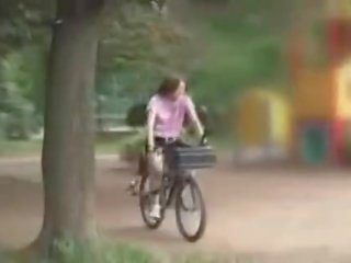 Warga jepun gadis melancap manakala menunggang yang specially modified seks basikal!