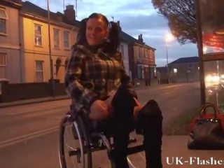 Leah caprice clignotant chatte en publique à partir de son fauteuil roulant avec handicapé engli