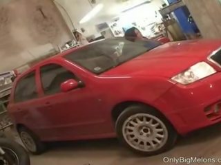 Mechanic shione cooper gets kirli in the garage