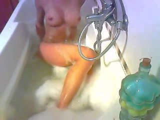 इटालियन टीगर्ल bathes, masturbates और cums