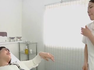 Japonesa lesbianas erótico escupir masaje clínica subtitulado