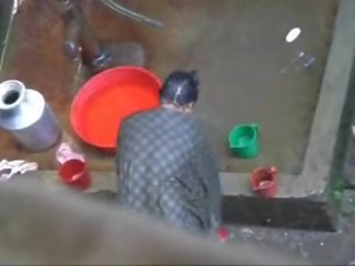 Hinduskie ciocia kąpiel schwytany w ukryty kamera