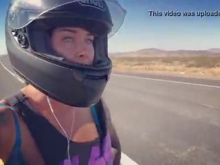 Felicity feline motorsykkel babe ridning aprilia i bh