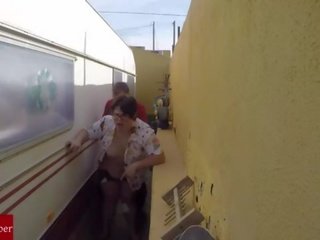 Castigada en el rinc&oacute;n de follar. En la calle en p&uacute;blico con voyeur spycamGUI023