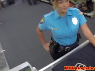 Latina policists pozējošas par seksuālā attēli uz uniforma